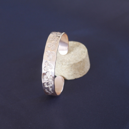Bracelet en cuivre martelé poinçonné de Triskell, création artisanale Cuivre Island fabriquée en Bretagne.