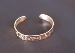 Bracelet cuivre martelé Triskell artisanal – Vue ouverte Bracelet cuivre martelé Triskell artisanal ouvert, avec motifs celtiques poinçonnés à la main par Cuivre Island.