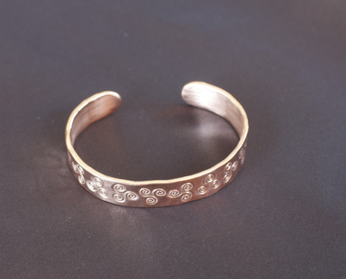 Bracelet cuivre martelé Triskell artisanal – Vue ouverte Bracelet cuivre martelé Triskell artisanal ouvert, avec motifs celtiques poinçonnés à la main par Cuivre Island.