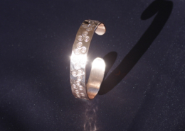 Bracelet cuivre martelé Triskell artisanal – Vue ouverte Bracelet cuivre martelé Triskell artisanal ouvert, avec motifs celtiques poinçonnés à la main par Cuivre Island.