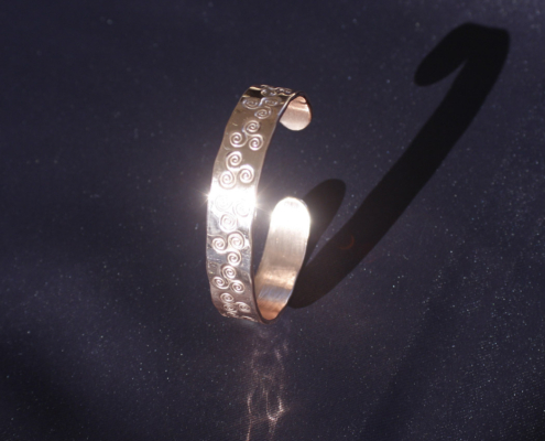 Bracelet cuivre martelé Triskell artisanal – Vue ouverte Bracelet cuivre martelé Triskell artisanal ouvert, avec motifs celtiques poinçonnés à la main par Cuivre Island.