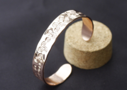 Bracelet cuivre grand Triskell artisanal, martelé et poinçonné à la main par Cuivre Island en Bretagne.