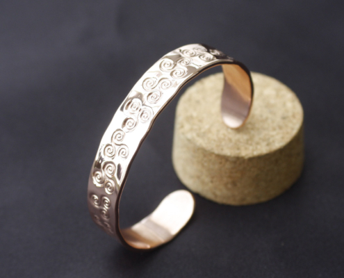 Bracelet cuivre grand Triskell artisanal, martelé et poinçonné à la main par Cuivre Island en Bretagne.