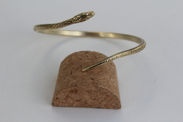 Bracelet serpent en laiton massif, façonné à la main avec une texture écailleuse – bijou ajustable et artisanal.