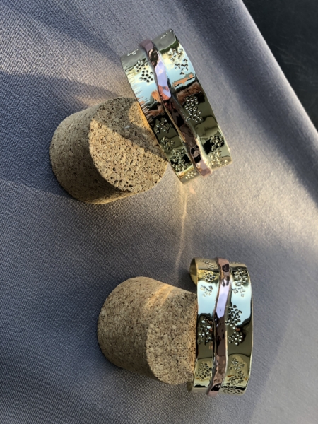 Deux bracelets en laiton martelé avec fil de cuivre soudé, poinçonnés à la main, créés dans l’atelier Cuivre Island