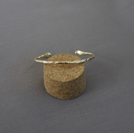 Bracelet jonc torsadé en laiton martelé, fait main dans un atelier artisanal en Bretagne