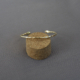 Bracelet jonc torsadé en laiton martelé, fait main dans un atelier artisanal en Bretagne