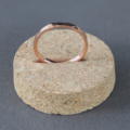 Bague cuivre martelée posée debout sur un support en liège, bijou artisanal fabriqué à la main en Bretagne.