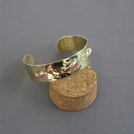 Bracelet laiton cuivre Origine martelé à la main, orné de pépites de cuivre natif rivetées – pièce unique d’artisanat breton.
