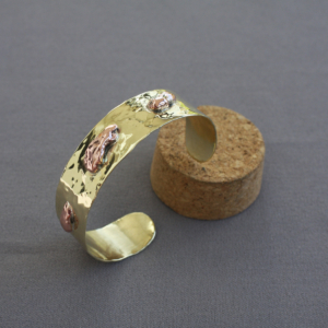 Bracelet laiton cuivre Origine riveté avec pépites de cuivre natif – artisanat unique fait main en Bretagne.