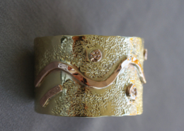 Bracelet en laiton avec inserts en cuivre, surface martelée et décor ondulé gravé à la main.