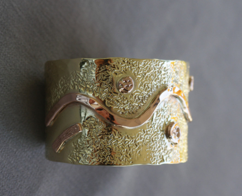 Bracelet en laiton avec inserts en cuivre, surface martelée et décor ondulé gravé à la main.