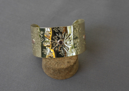 Bracelet manchette en laiton martelé 25 mm posé sur socle, trois rivets cuivre soudés à l’argent