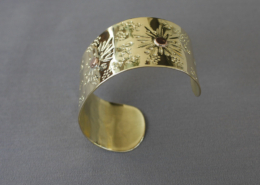 Bracelet en laiton poli et martelé symbole infini, forme ouverte et ajustable