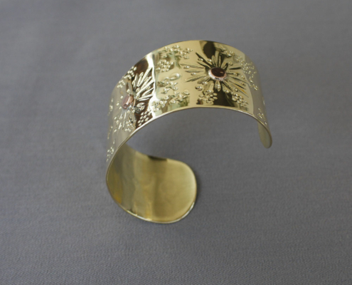 Bracelet en laiton poli et martelé symbole infini, forme ouverte et ajustable