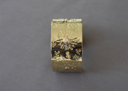 Bracelet en laiton martelé soleil vue frontale avec symbole infini et rivet cuivre central