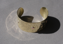 Bracelet en laiton martelé Cuivre Island en lumière naturelle, effet solaire et ombre portée
