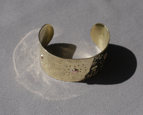 Bracelet en laiton martelé Cuivre Island en lumière naturelle, effet solaire et ombre portée