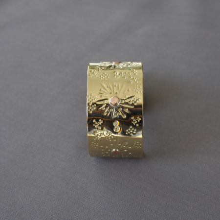 Bracelet en laiton martelé soleil vue frontale avec symbole infini et rivet cuivre central