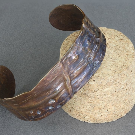 Bracelet en cuivre martelé et patiné à la tourmaline, largeur 15 mm, création artisanale Cuivre Island