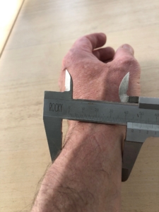 Mesure de l’épaisseur du poignet avec un pied à coulisse pour adapter un bracelet manchette