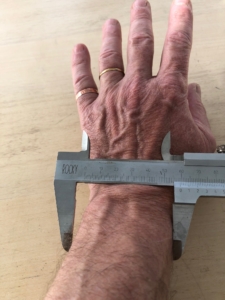 Mesure de la largeur du poignet avec un pied à coulisse pour déterminer la taille de bracelet cuivre ou laiton