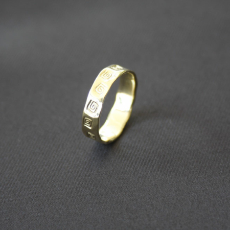Bague laiton martelée spirales artisanale fabriquée à la main par Cuivre Island.