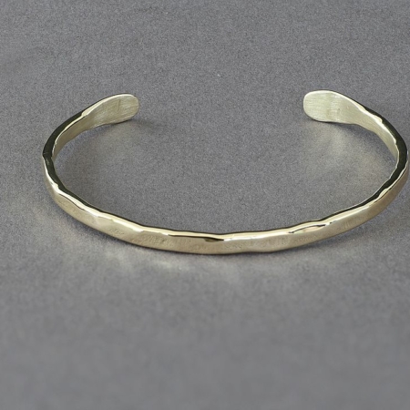 Bracelet fil en laiton martelé ouvert, façonné à la main, création artisanale Cuivre Island