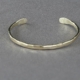 Bracelet fil en laiton martelé ouvert, façonné à la main, création artisanale Cuivre Island