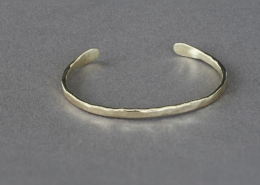 Bracelet jonc en fil de laiton martelé ouvert, création artisanale Cuivre Island
