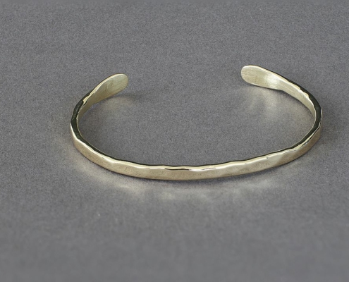 Bracelet jonc en fil de laiton martelé ouvert, création artisanale Cuivre Island